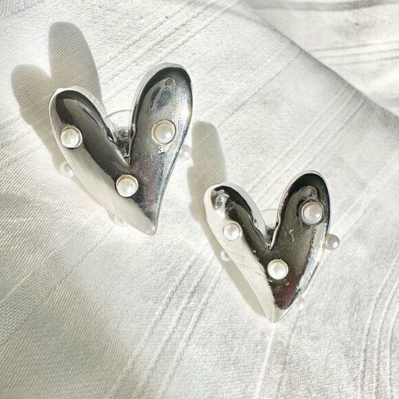 Chrome heart with faux pearl stud earrings - Picture 1 of 2
